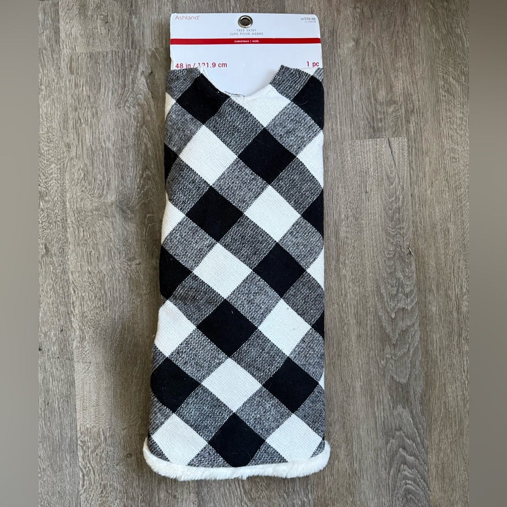 NWT Ashland Classic Black & white buffalo check tree skirt. 48” round